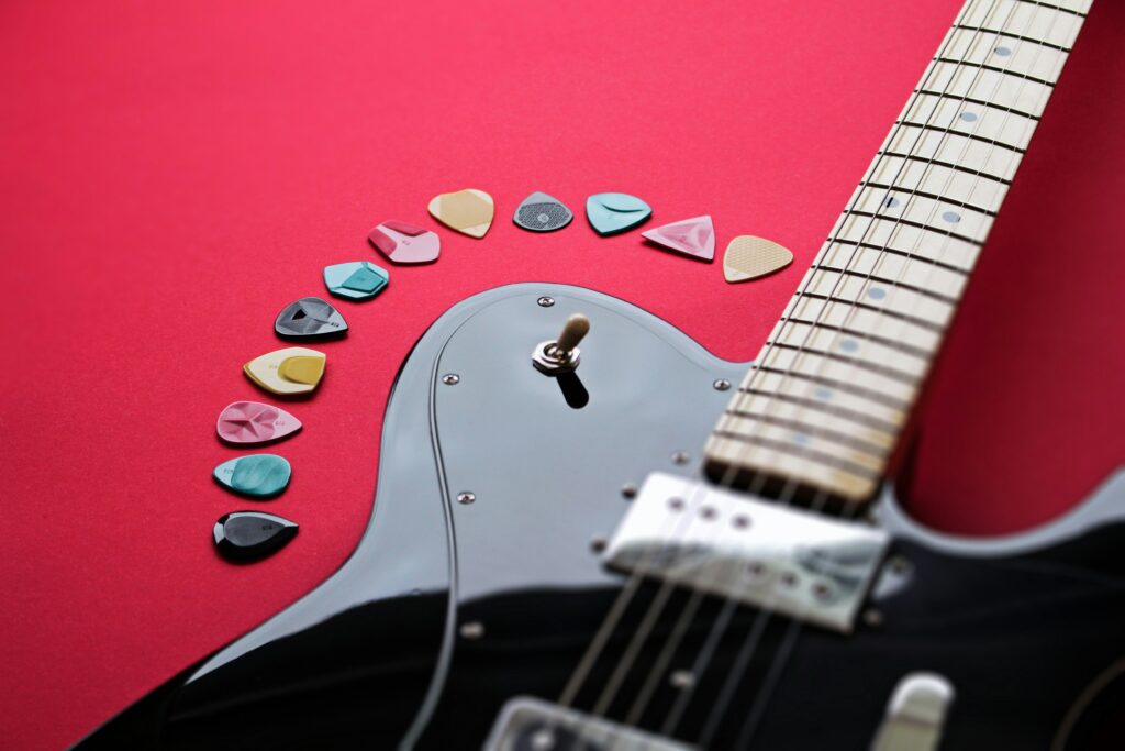 varias palhetas junto com uma guitarra.