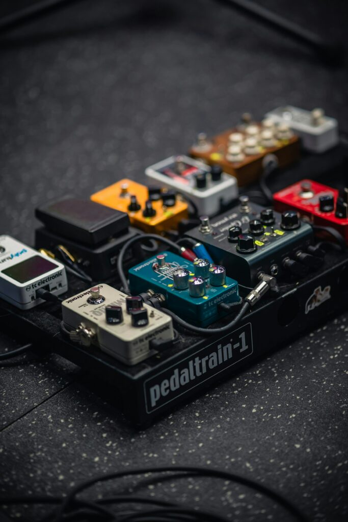 Foto de varios pedais de efeito para guitarra.