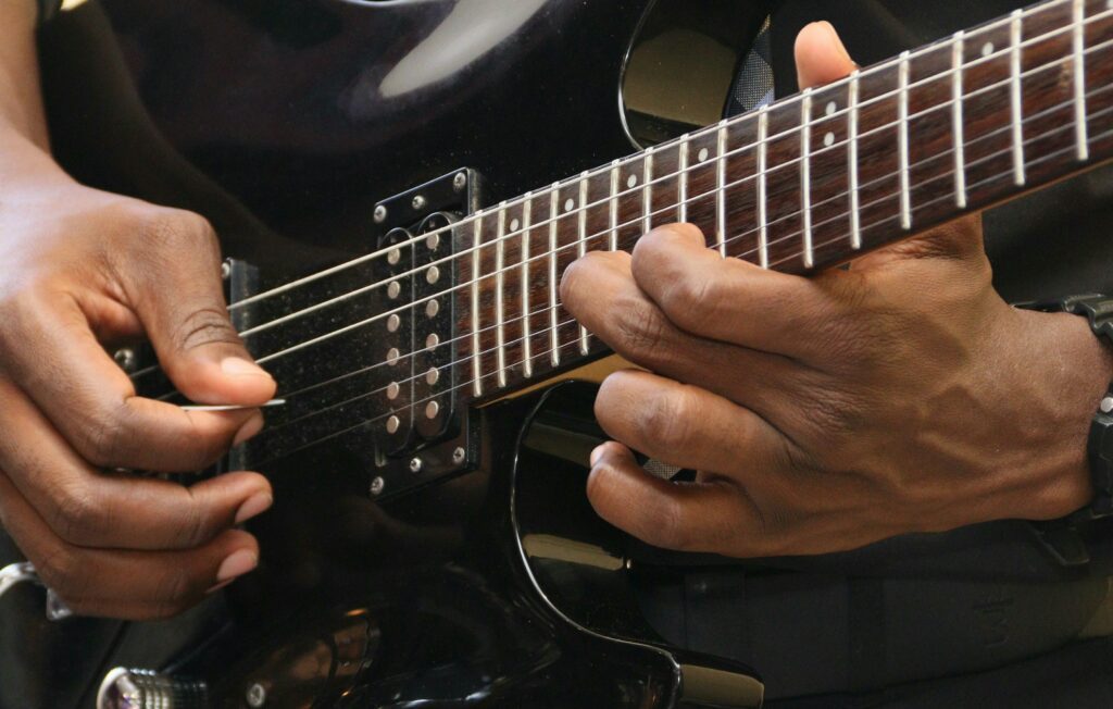 Guitarrista tocando guitarra