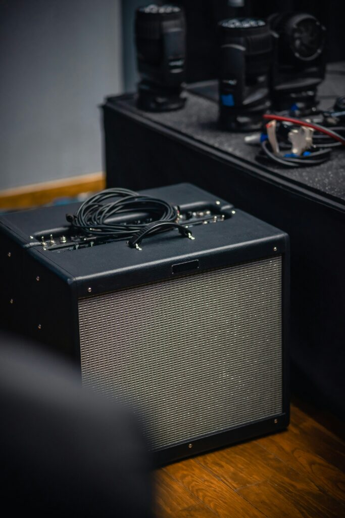 foto de um amplificador de guitarra no chao