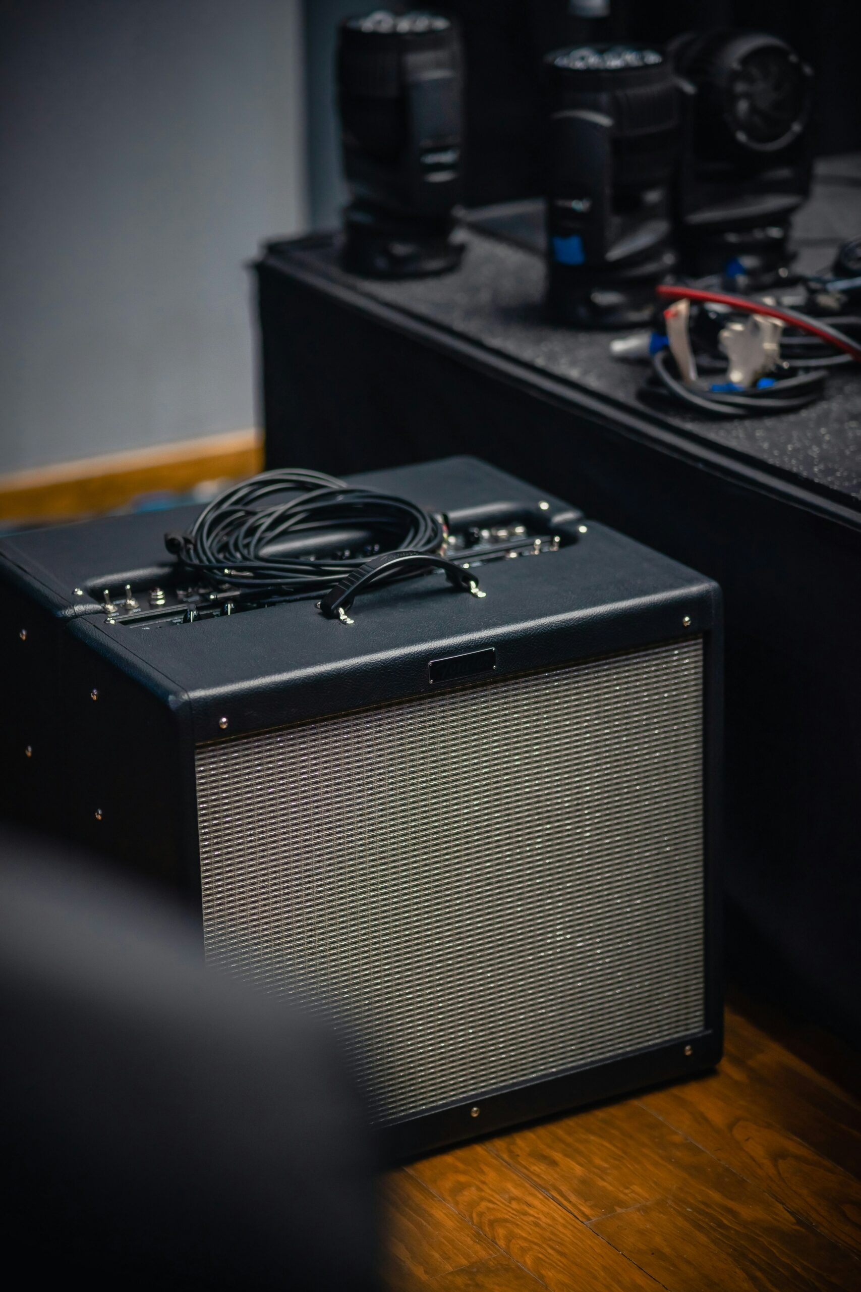 foto de um amplificador de guitarra no chao