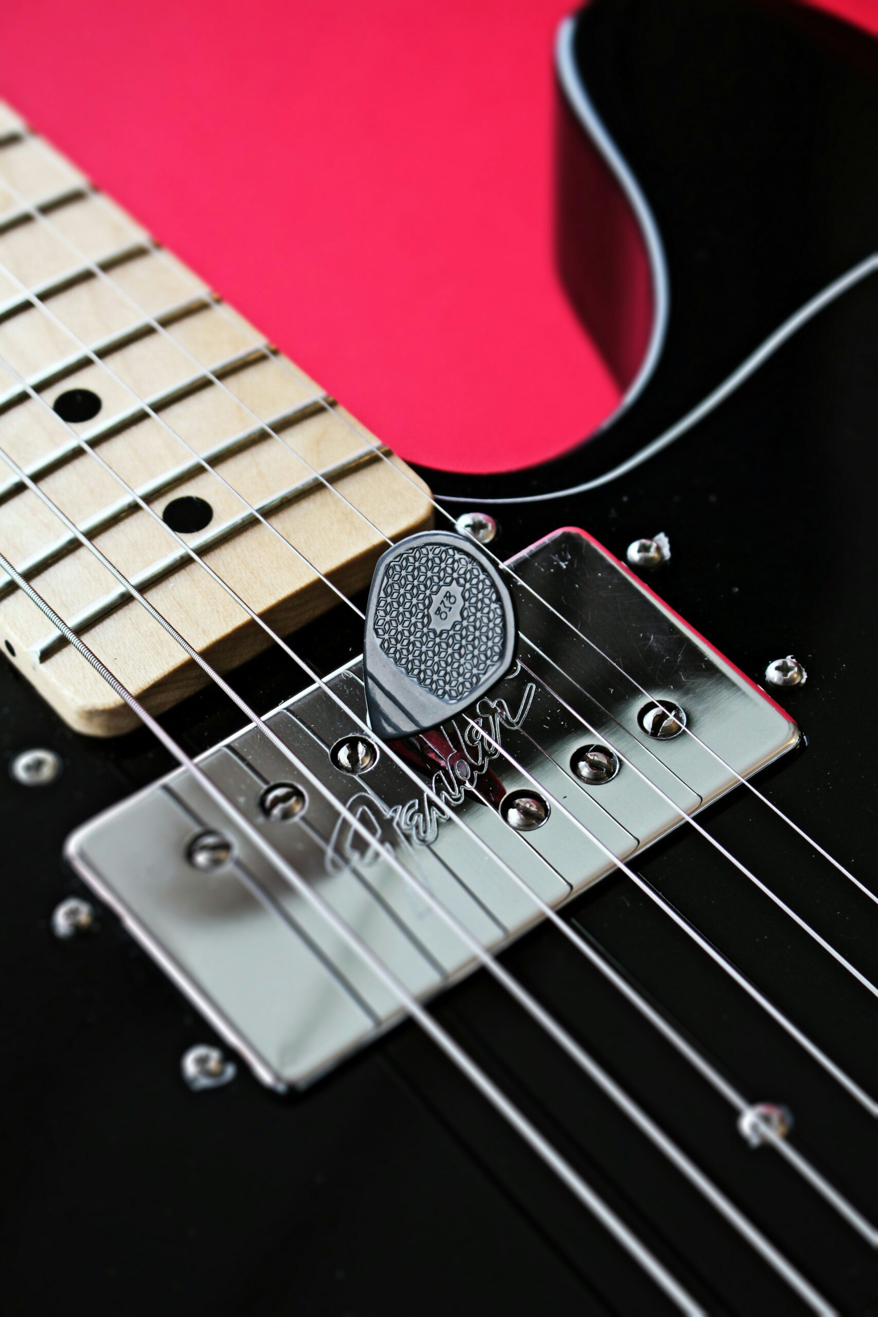 foto de uma guitarra mostrando as cordas e palheta