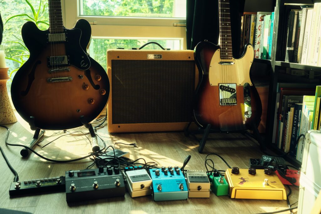 guitarra e acessorios montando um setup.