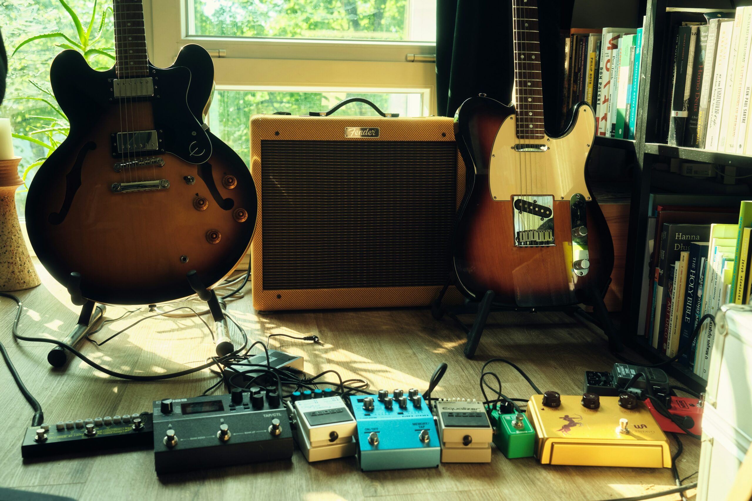 guitarra e acessorios montando um setup.