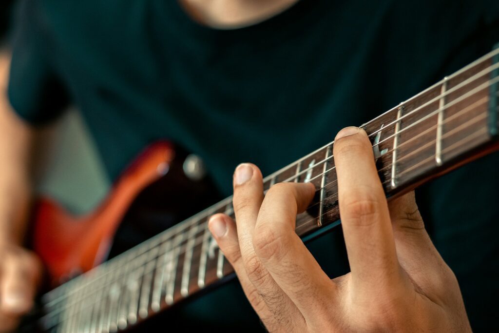 homem tocando uma guitarra.