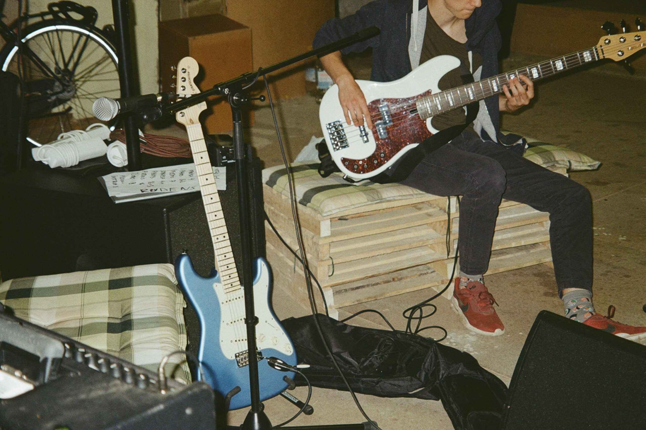 tocando guitarra em casa