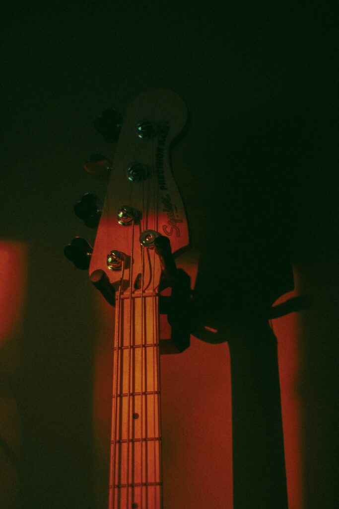 uma guitarra gurdada em um suporte de guitarra de parede