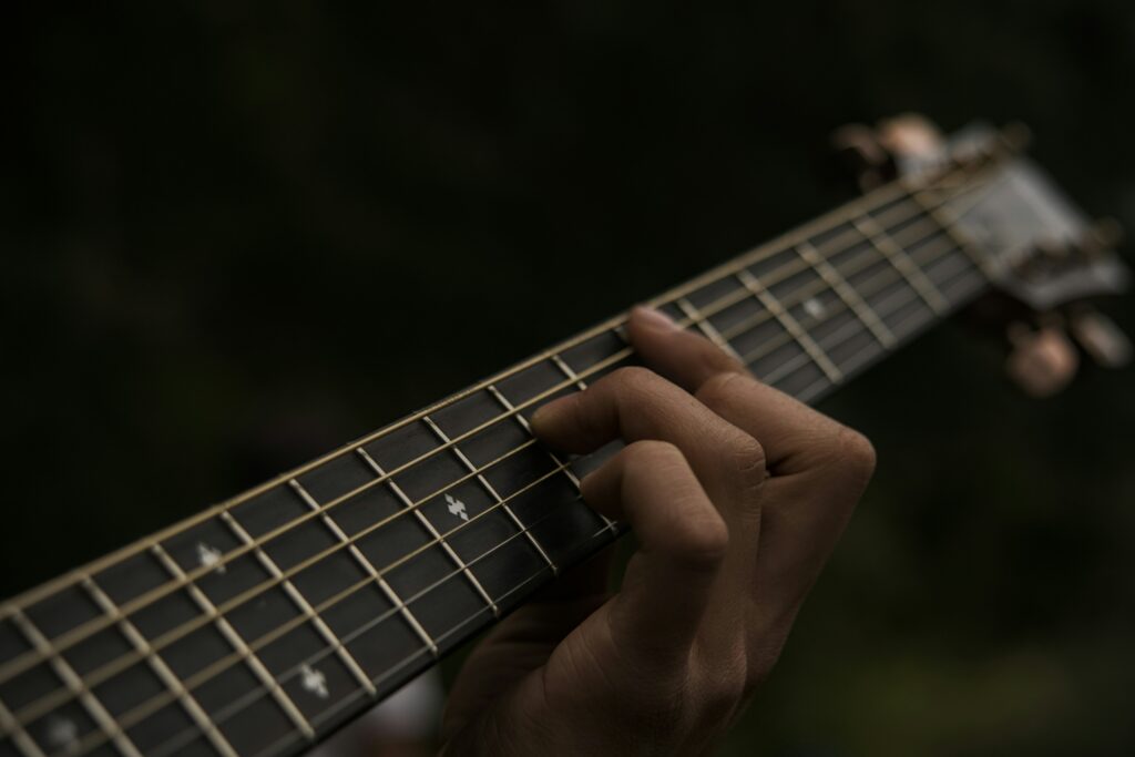 uma pessoa tocando uma guitarra