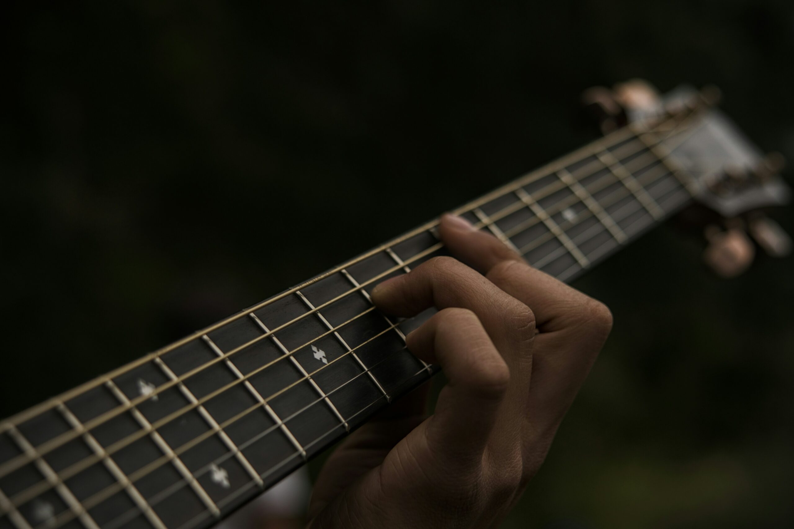 uma pessoa tocando uma guitarra