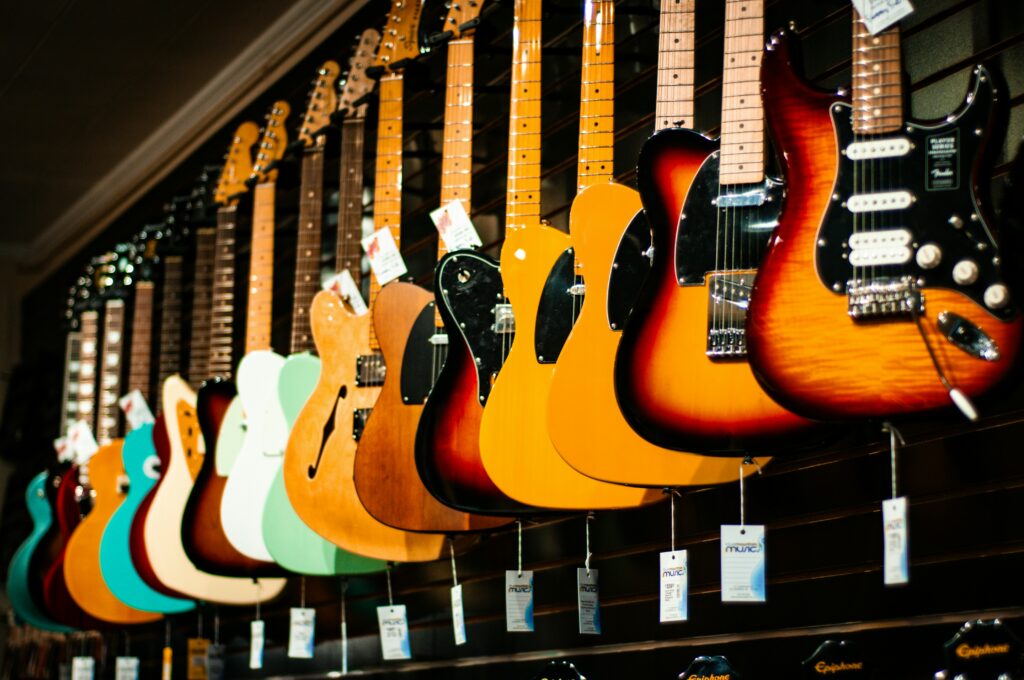 varias guitarras em uma vitrine