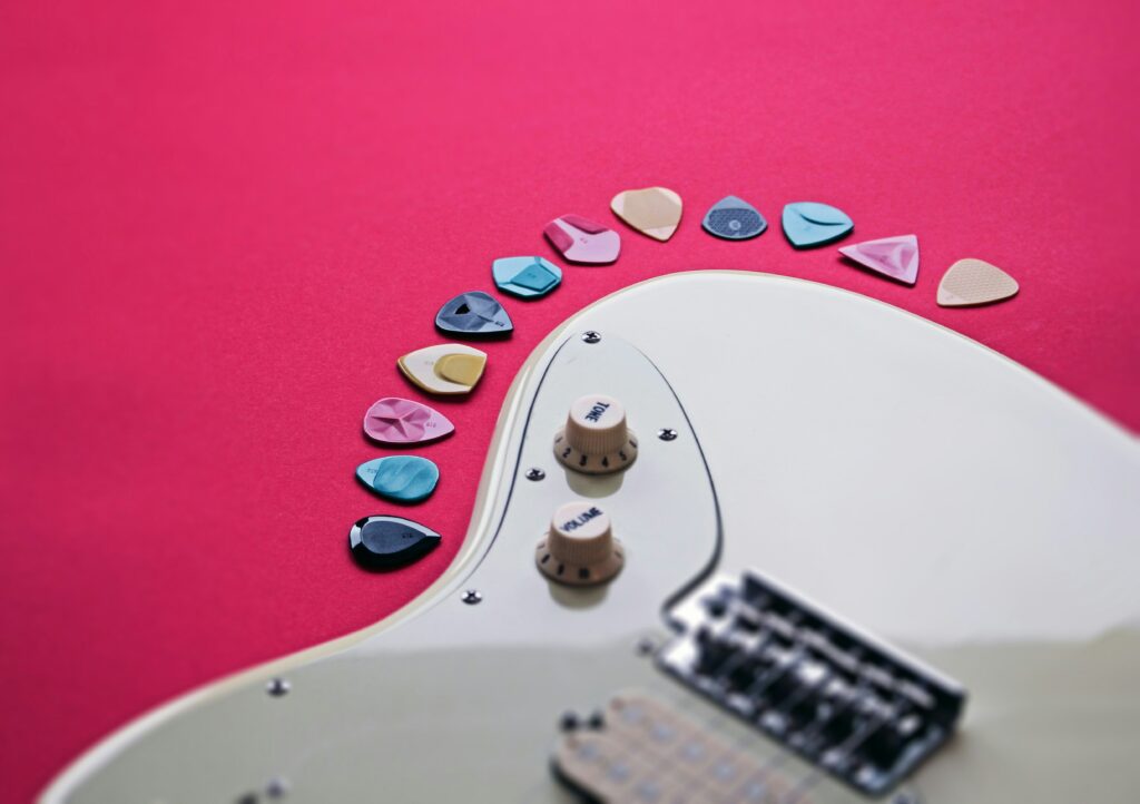 varias palhetas e uma guitarra