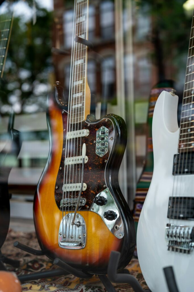 vitrine de uma loja de guitarra