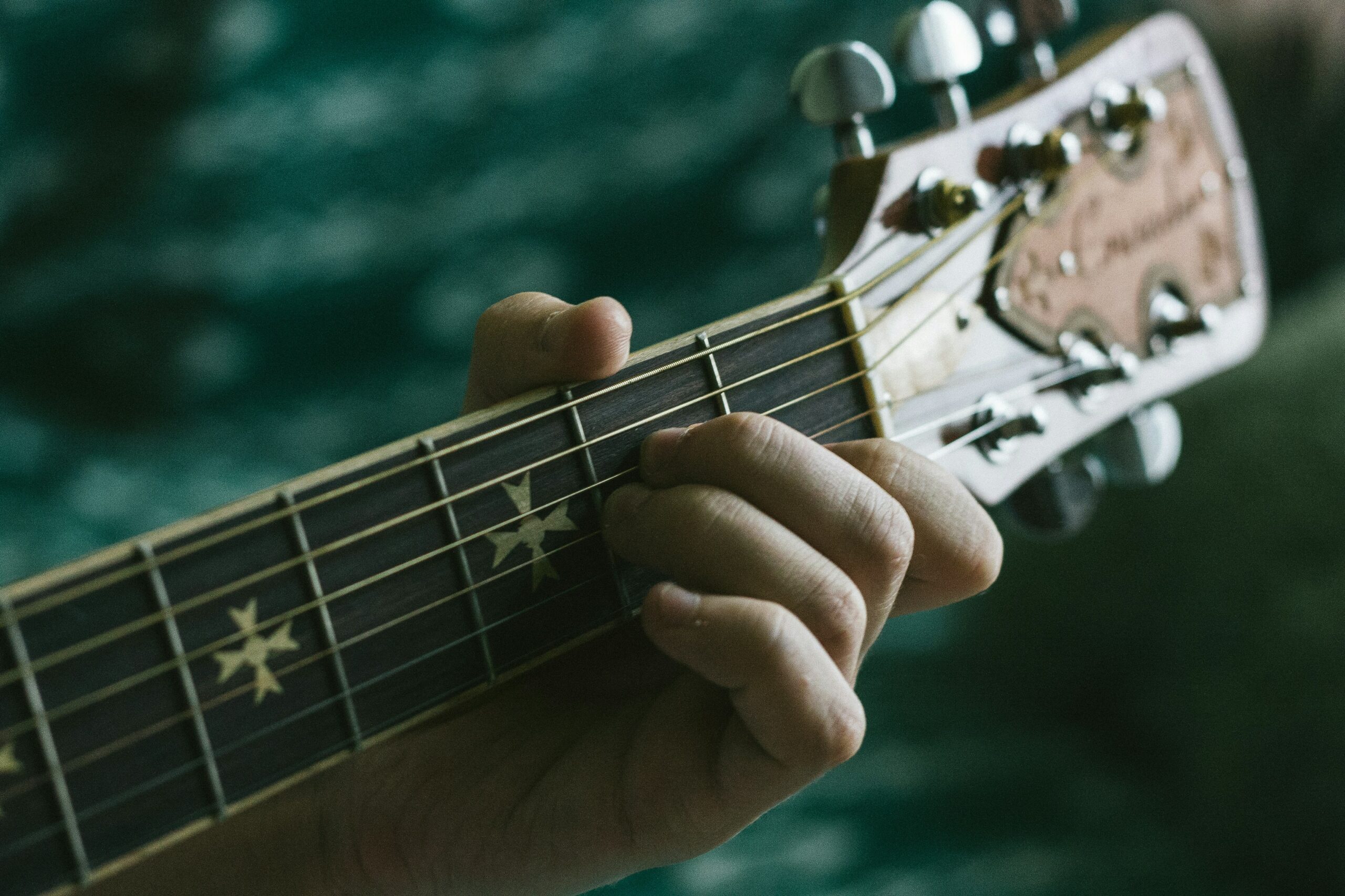 pessoa tocando guitarra